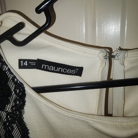 Maurcies Ivory and Black Lace dress, 14 - Picture 4 of 4